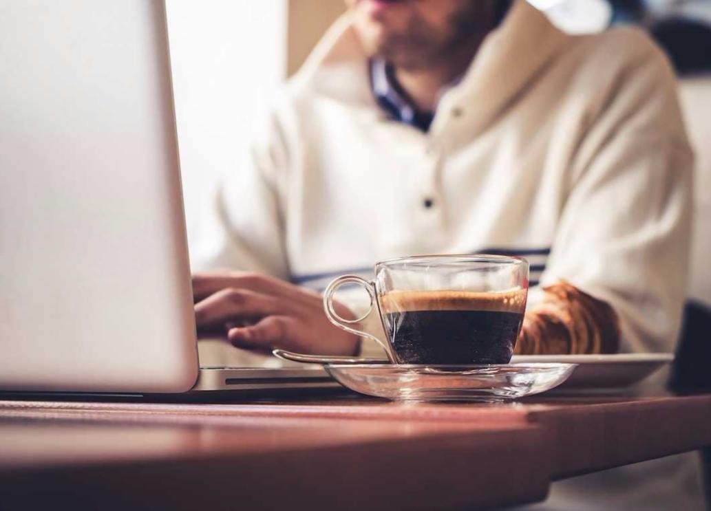 Gruppenarbeit an Traffic-Optimierungsstrategien mit gemeinsamer Bildschirmansicht