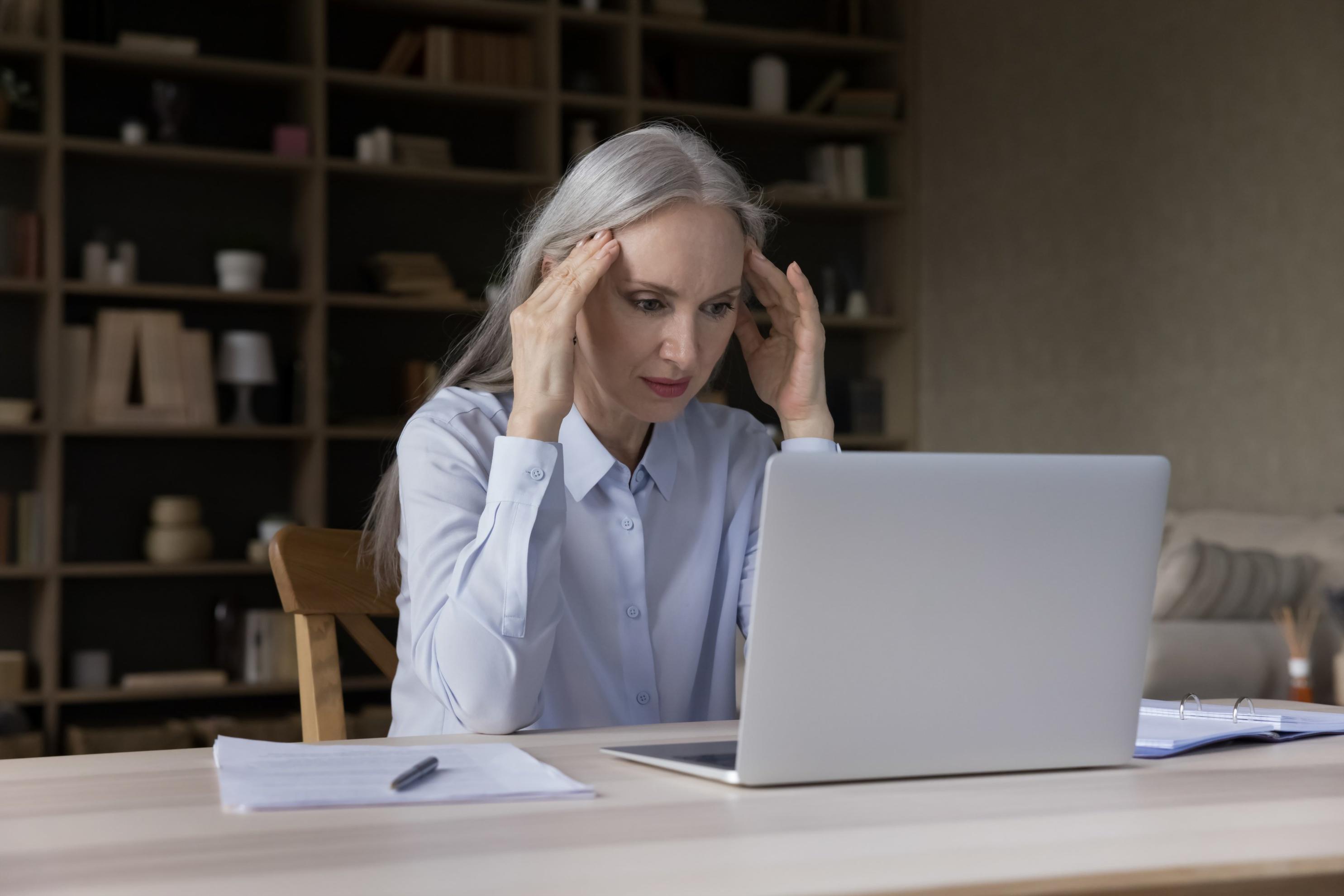 Workshop-Teilnehmer analysieren Daten auf mehreren Bildschirmen